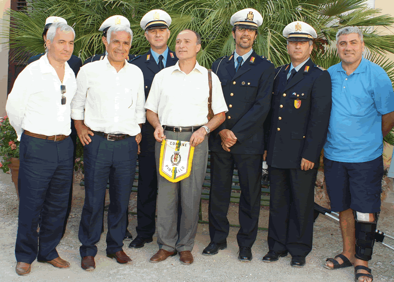 foto di rito tra le delegazioni di Pioltello e Palermo